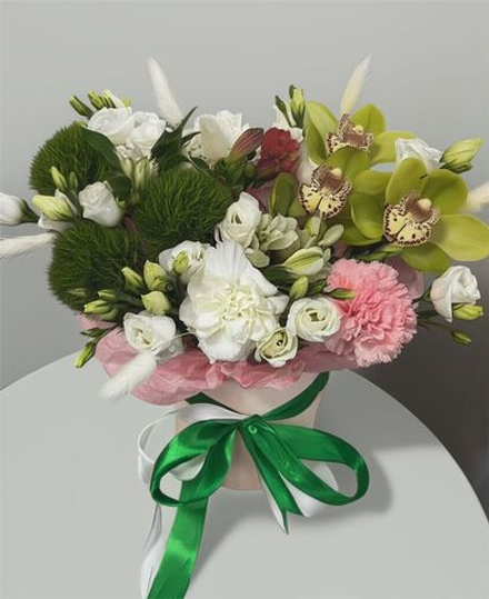 Коробка с орхидеей и диантусами