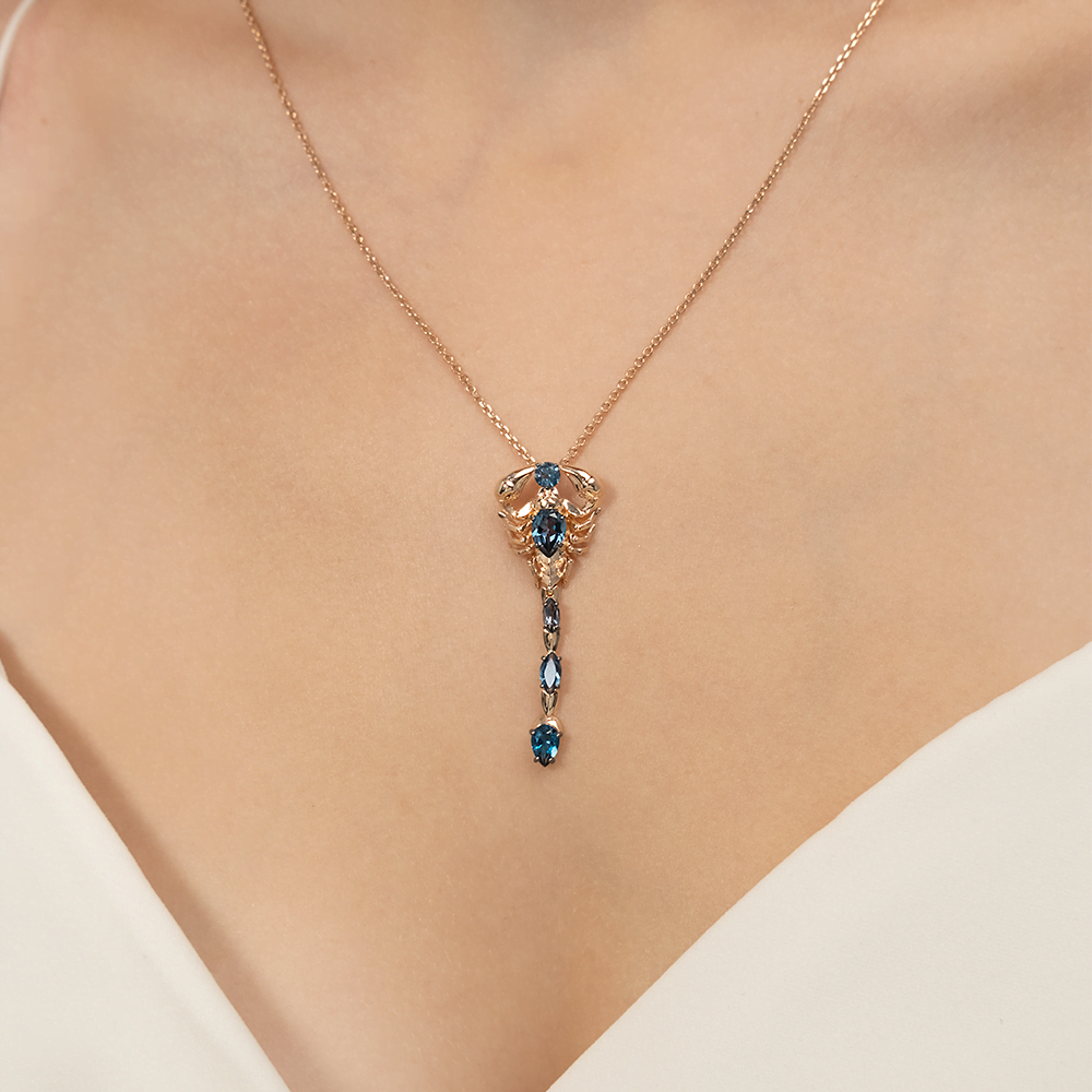 Подвеска «Скорпион» из красного золота с топазами