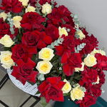 Корзина из французских и пионовидных роз