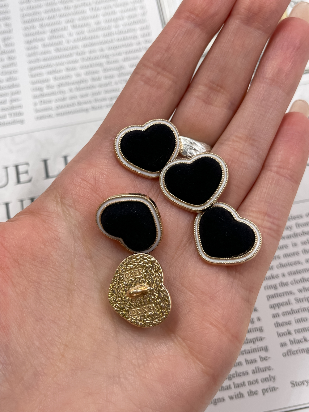 Пуговицы Сердечки бархатные черные