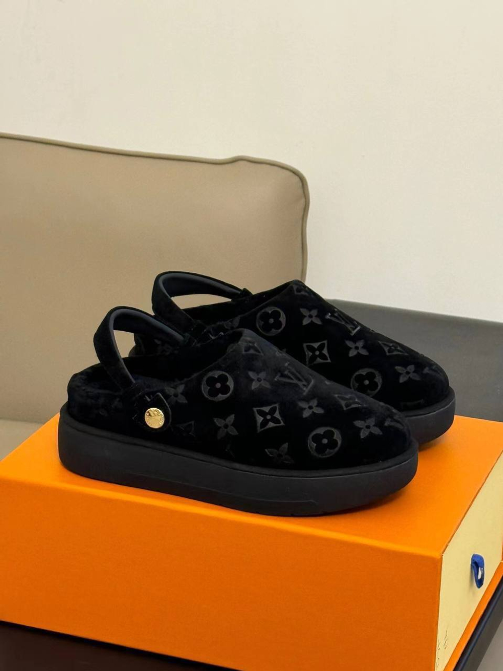 Мюли женские Louis Vuitton Aspen Clog с мехом в черном цвете
