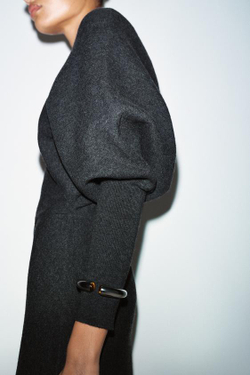 ZARA ТРИКОТАЖНОЕ ПЛАТЬЕ МИДИ С V-ОБРАЗНЫМ ВЫРЕЗОМ, СЕРЫЙ