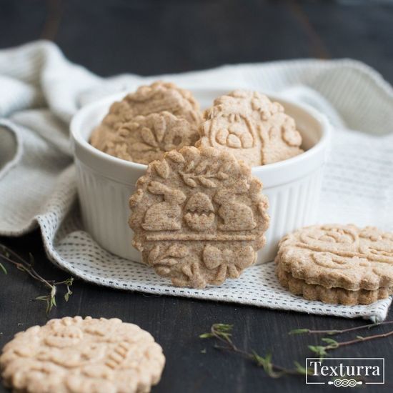 Скалка с узором Пасхальные кролики и цыплята