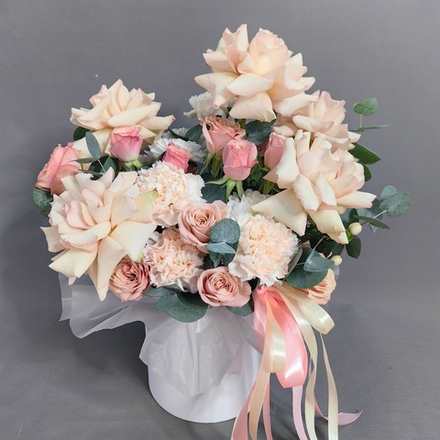 Композиция с французскими розами сорта "Quicksand"