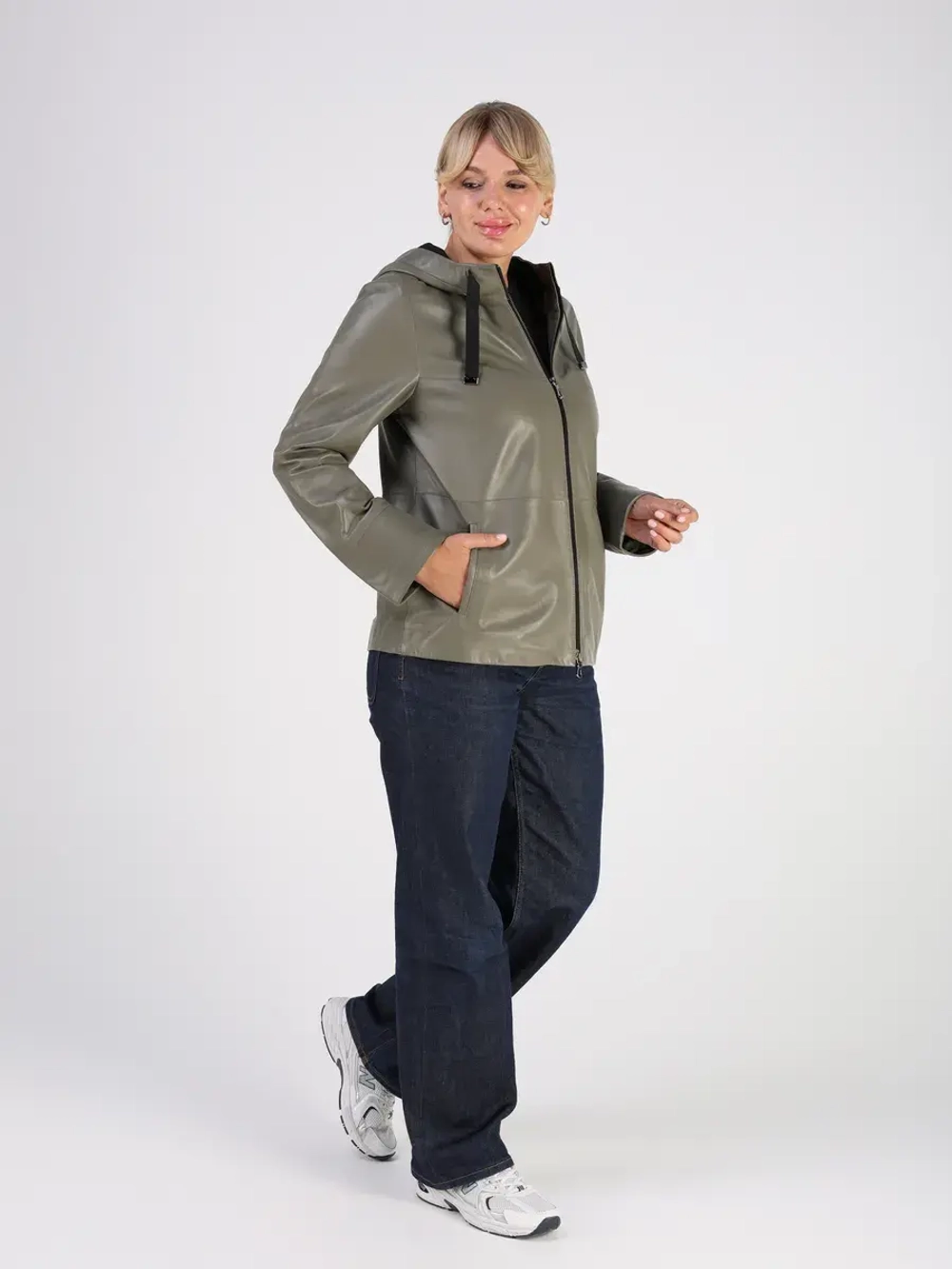 Кожаная куртка демисезонная с капюшоном