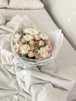 Букет из хризантемы, ромашки и кустовой пионовидной розы