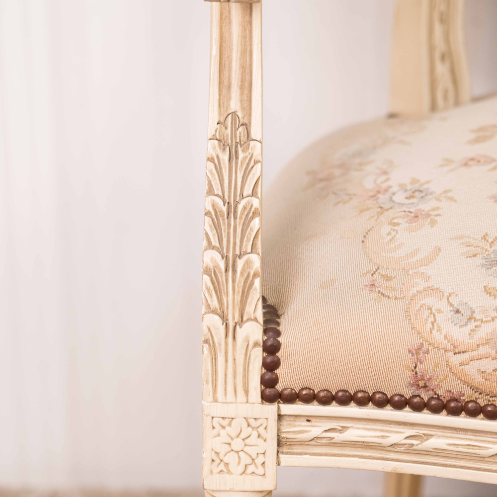 Кресло в стиле Людовика XVI