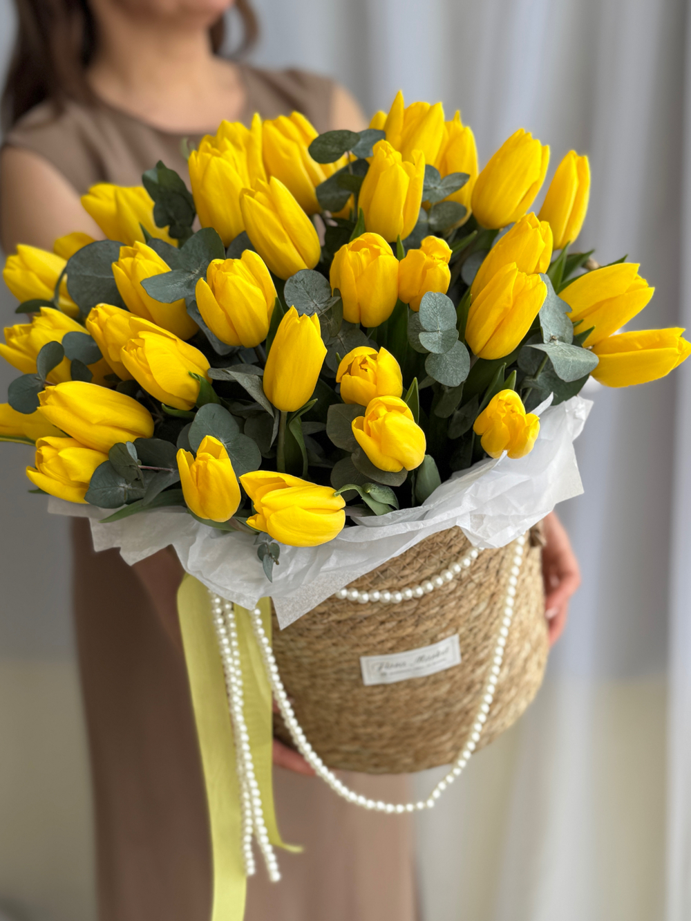Роскошные желтые тюльпаны и благородный эвкалипт в стильной корзине от Флора Маркет