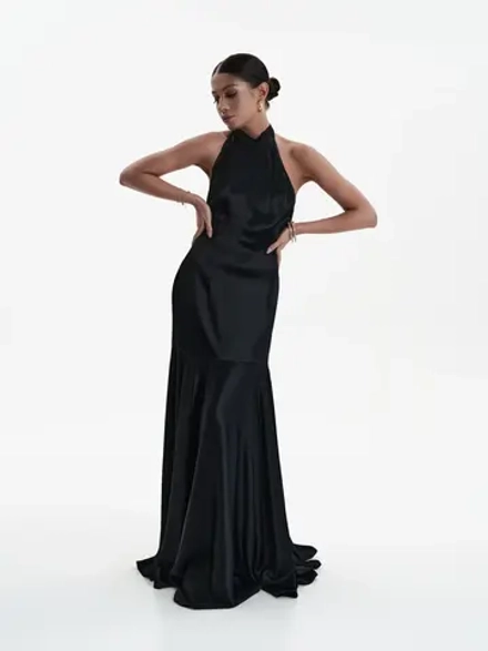 Силуэтное платье из черной вискозы со стойкой