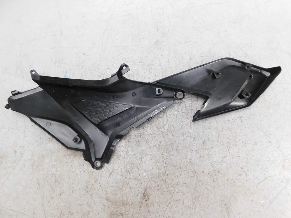 Пластик боковой левый Honda NC750X RH09 83611-MKW-D00