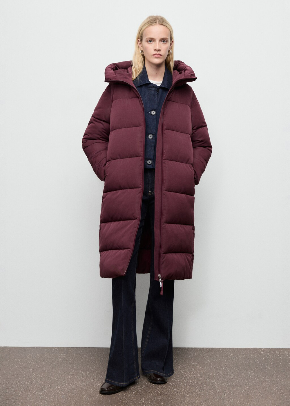 Длинная стеганая куртка с капюшоном