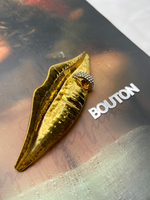 Брошь Скиапар. золотистая массивная в форме "Губ" с пирсингом в стразах