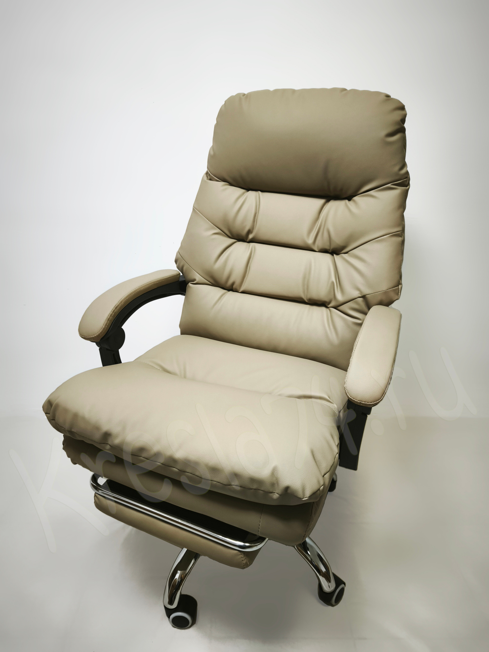 Кресло руководителя из эко кожи. Бежевый цвет