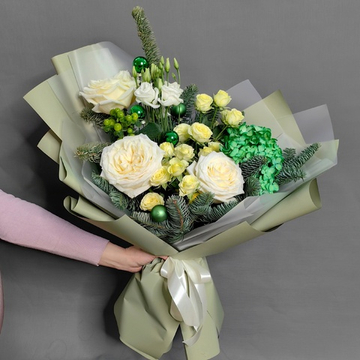 Новогодний букет с гортензией