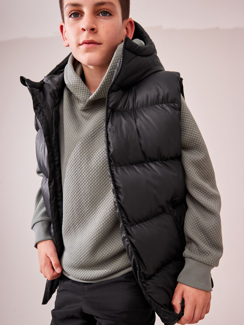 Жилет утепленный с капюшоном для мальчика Next Q96-674, Черный