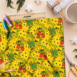 Ткань таффета хохлома из мелкой земляники на жёлтом фоне