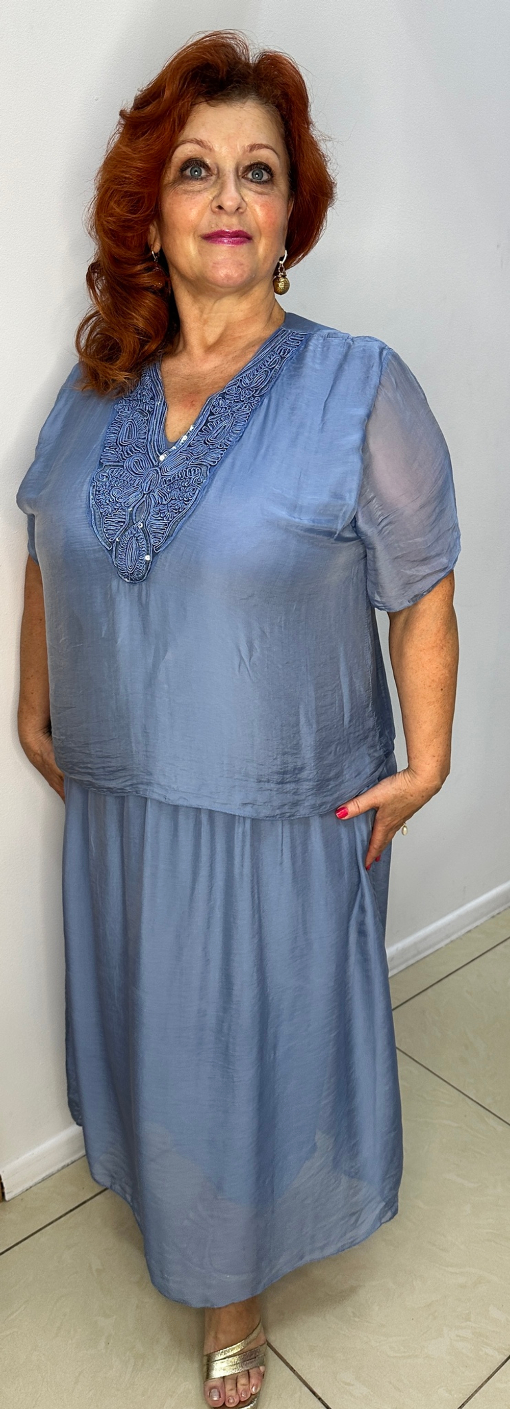 Нарядное двойное платье с пайетками по декольте