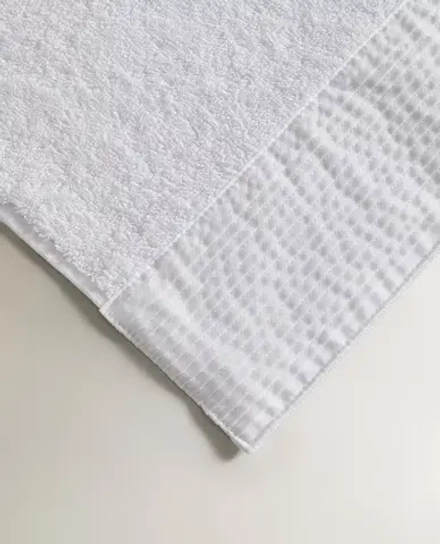 ZARA HOME БАННОЕ ПОЛОТЕНЦЕ С АППЛИКАЦИЕЙ В ФОРМЕ ПОЛОСЫ ТКАНИ, БЕЛЫЙ