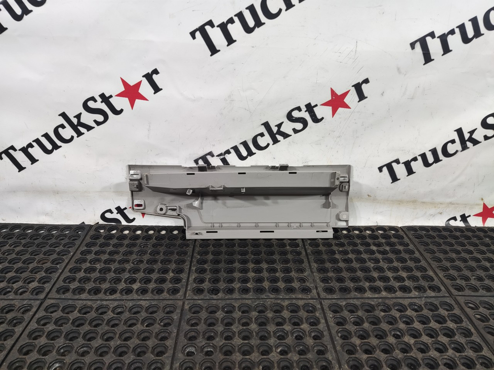 Ниша верхнего вещевого отделения правая