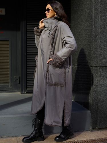 Утепленное серое пальто с эко-мехом