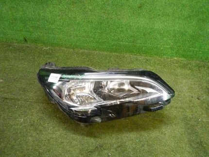 Битая Фара правая Peugeot 3008 2 (2016-2020) галоген