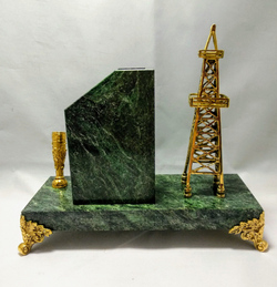 Сувенир "Нефтяная вышка с визитницей и местом под ручку"