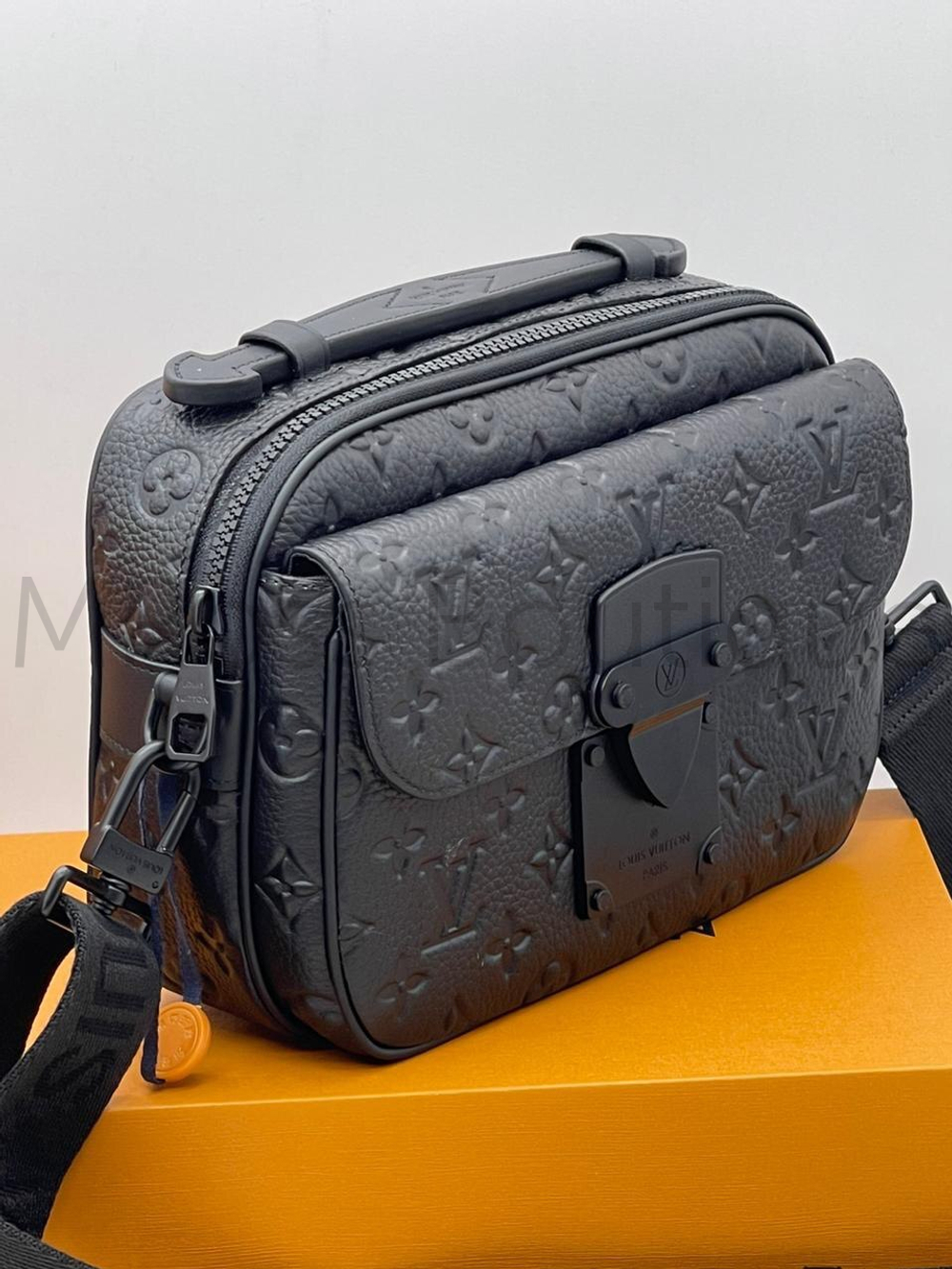 Мужская сумка S-Lock Louis Vuitton из кожи Taurillon премиум класса