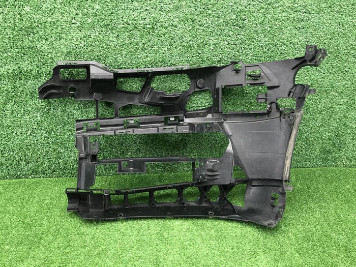 Кронштейн переднего бампера BMW 5er G30 (17-20)