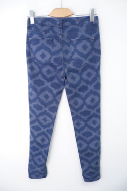 Джинсы Sfera с необычным принтом 42 размер