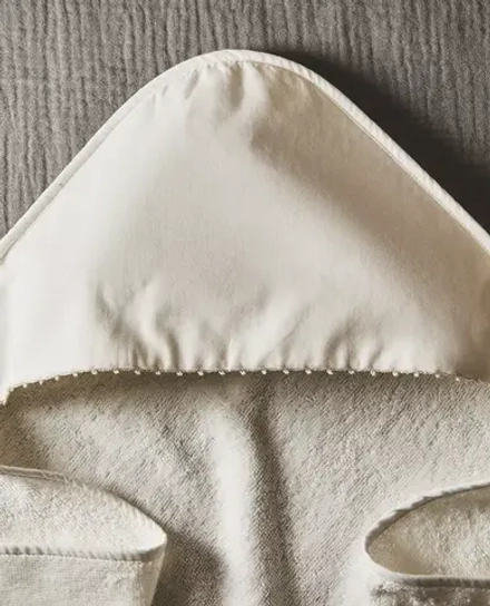 ZARA HOME ДЕТСКОЕ ПОЛОТЕНЦЕ С КАПЮШОНОМ И КОНТРАСТНОЙ ОТДЕЛКОЙ, ЖЕЛТОВАТО-БЕЛЫЙ