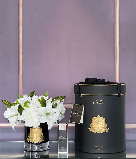 Лилии и розы цвета слоновая кость в черной вазе, Cote Noire