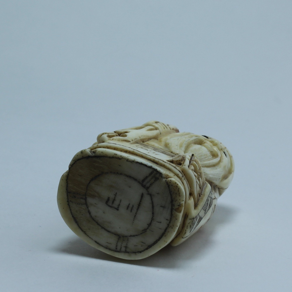 Нэцкэ Фукурокудзю с мешком риса и веером