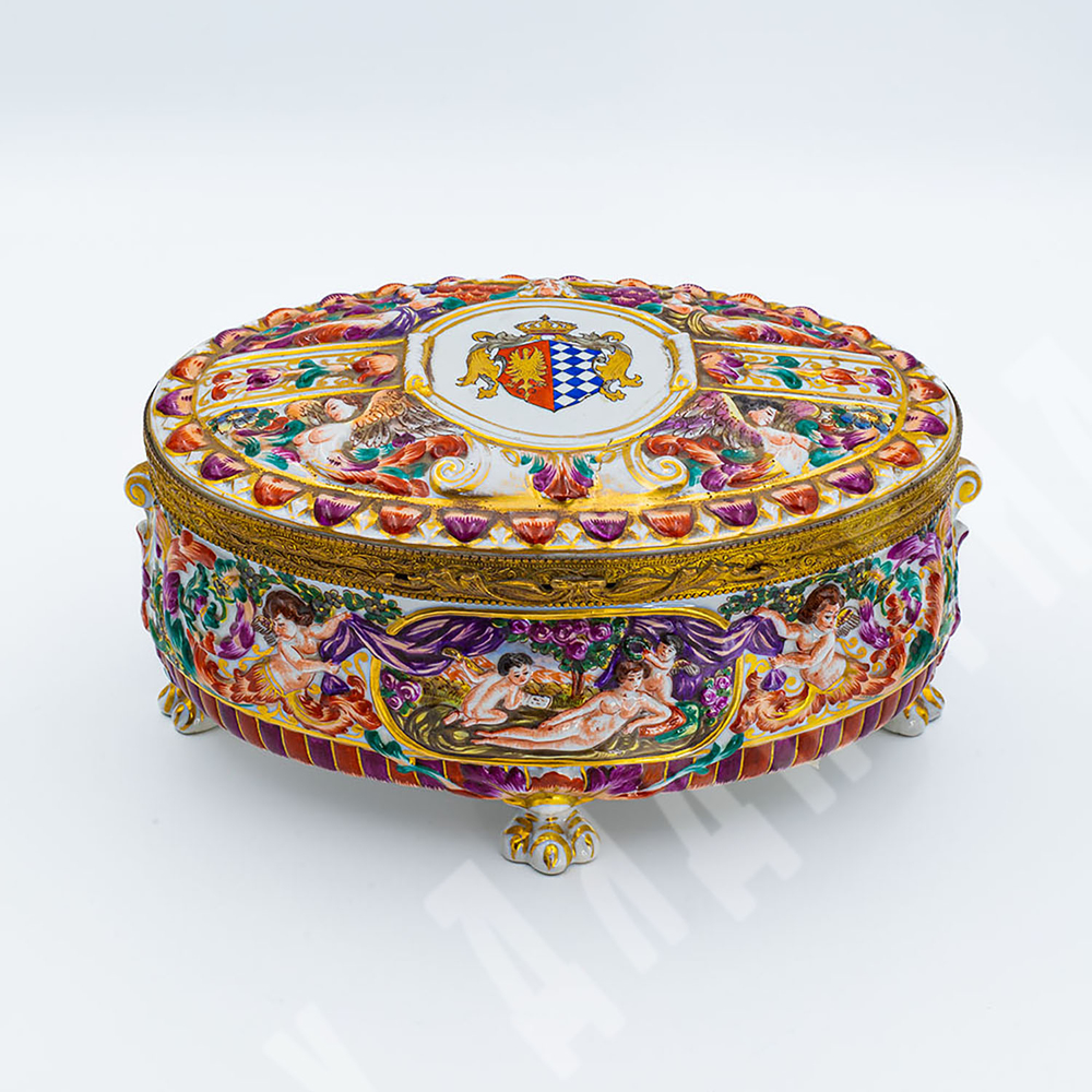 Фарфоровая шкатулка с гербом. Фарфор, ручная роспись. Италия, Каподимонте (Capodimonte). XIX в.