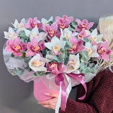 Композиция с 21 розовыми орхидеями