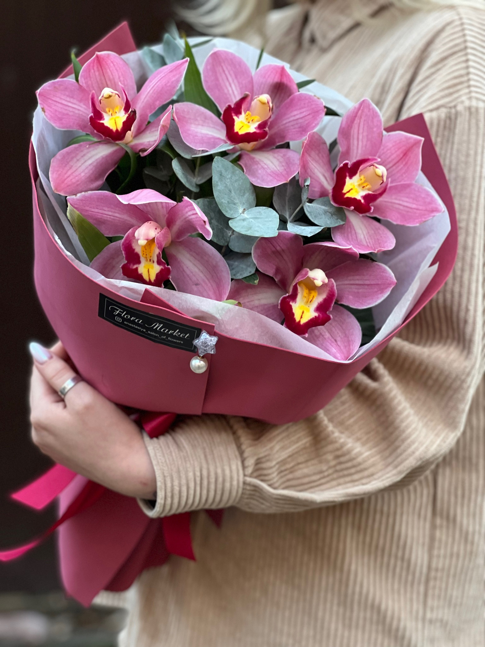 Букет из орхидеи цимбидиум и эвкалипта