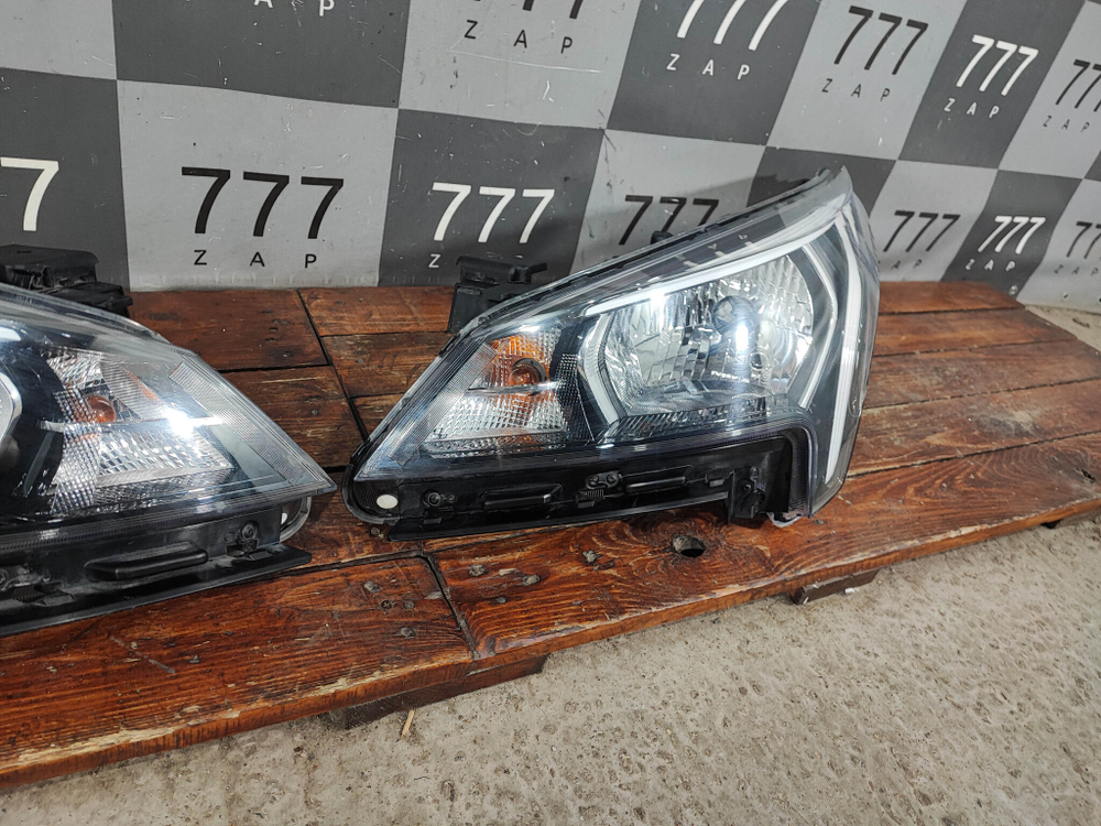 Фары галоген комплект Kia Rio 4 (FB) 20-нв Б/У Оригинал 92101H0500