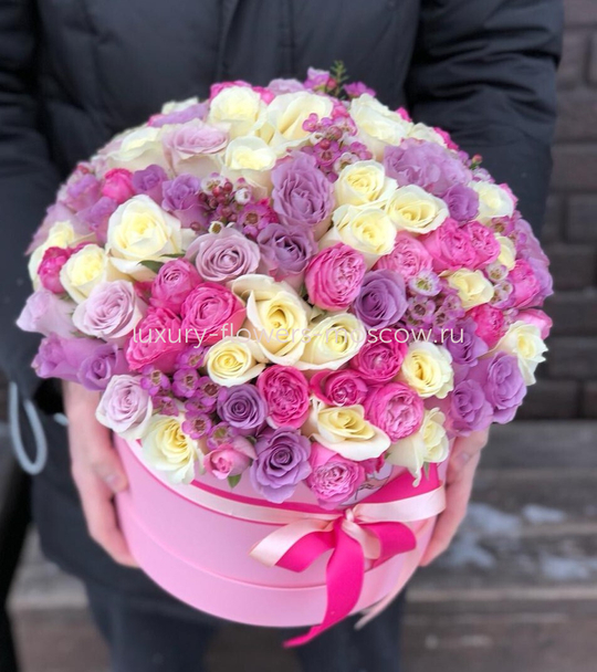 Микс Кенийских роз в шляпной коробке