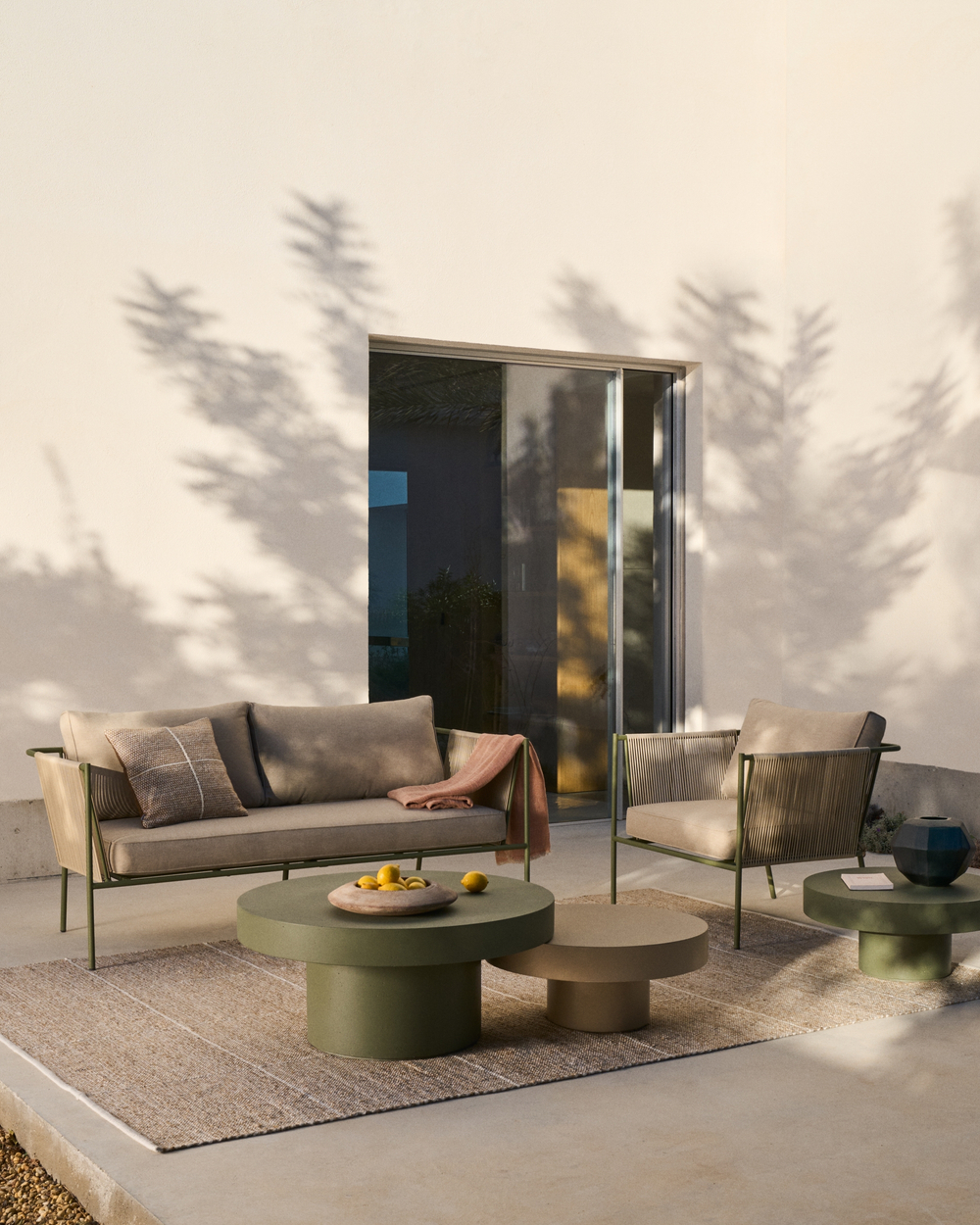 Уличное кресло Zivia из веревки цвета экрю и стали зеленого цвета