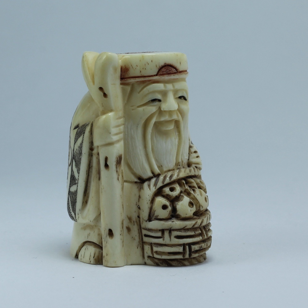 Нэцкэ Дзюродзин с посохом и корзиной карпов