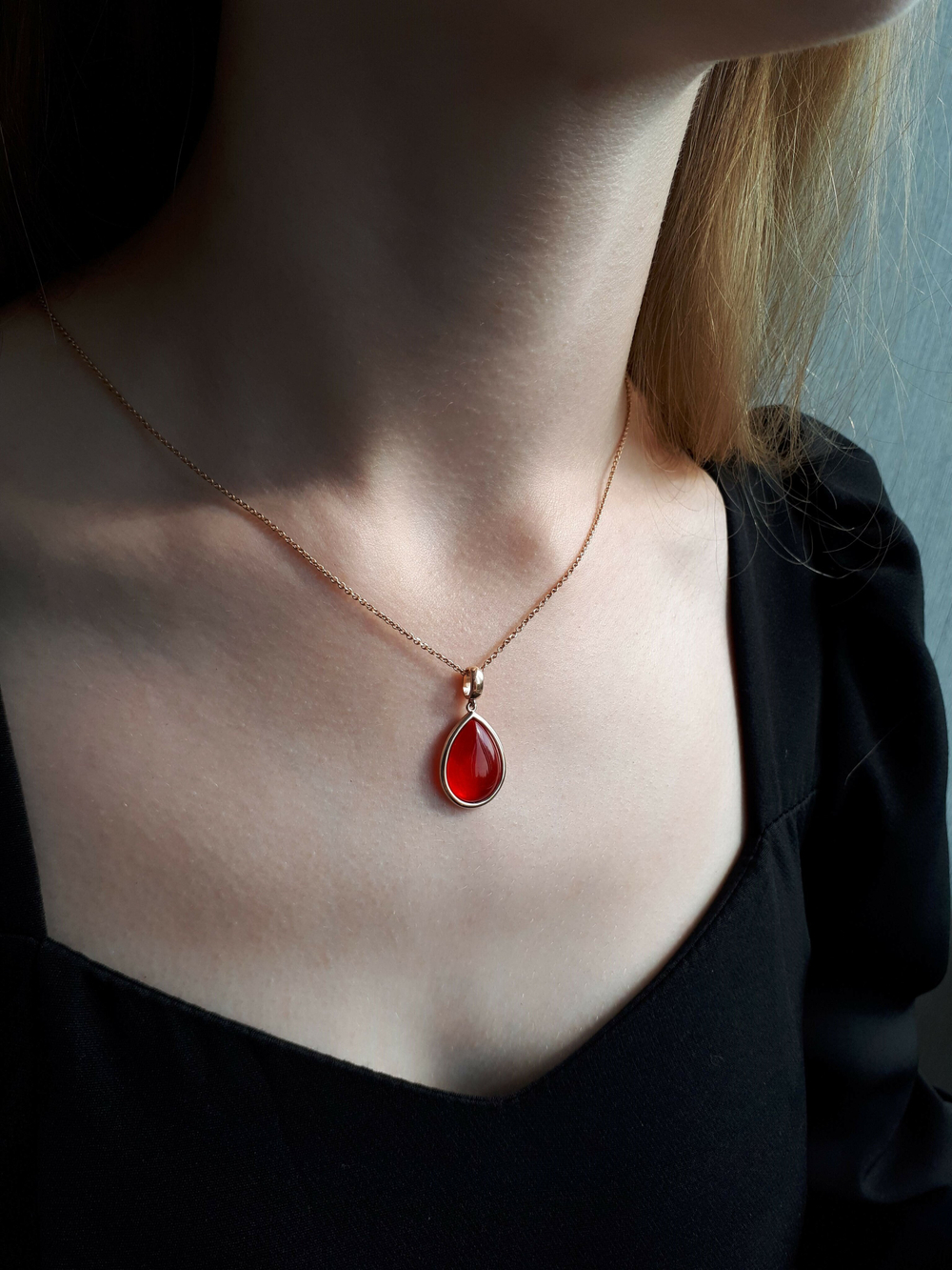 Ефимов Золотая подвеска "Капля огня" 585 пробы с красным Калининградским, цельным, натуральным янтарем