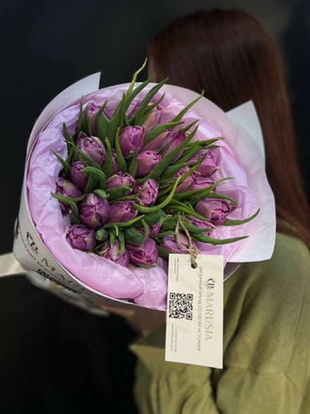 Букет из 25 пионовидный тюльпанов Лил в оформление цветочная газета.