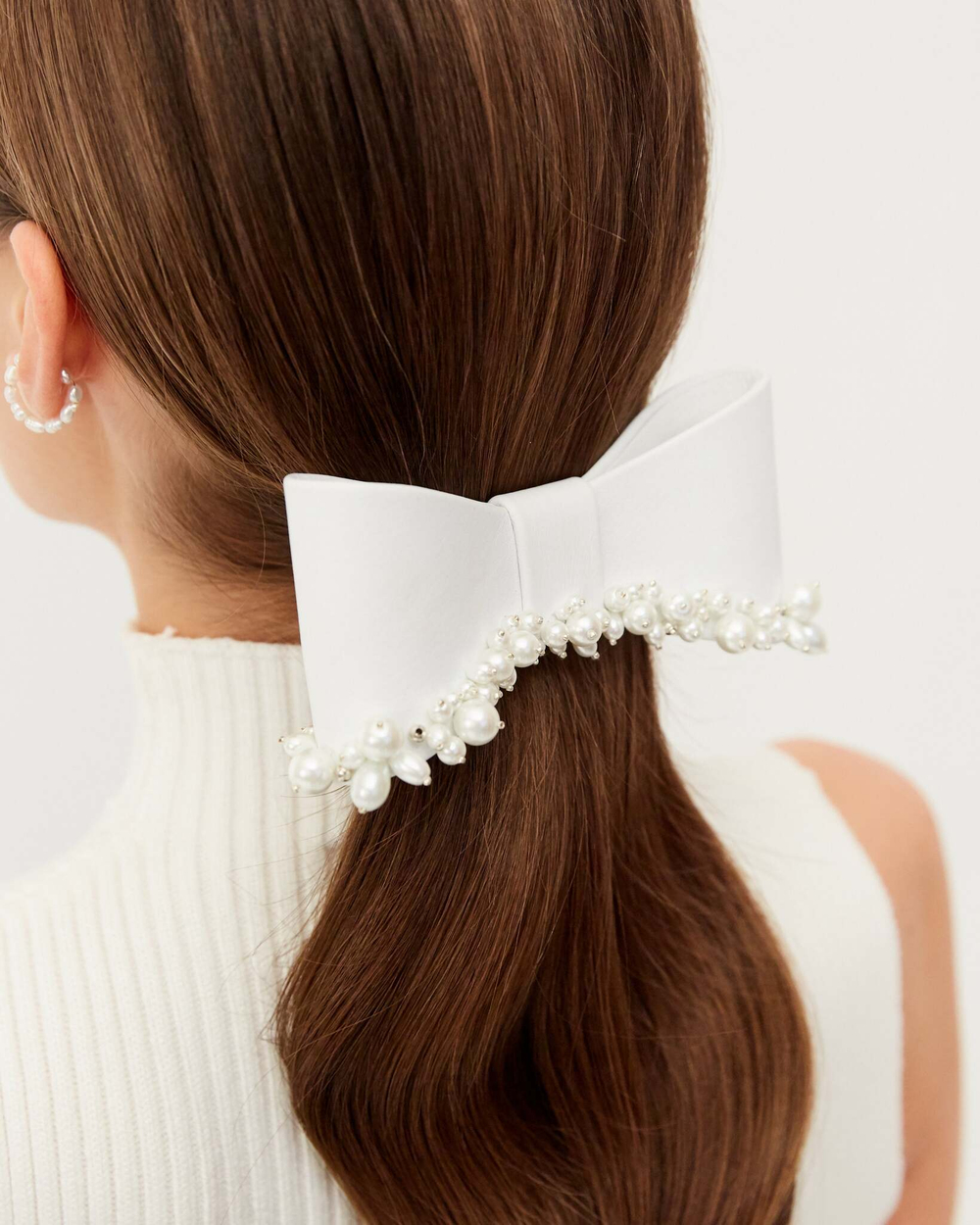 Бант из белой кожи с жемчужным декором
