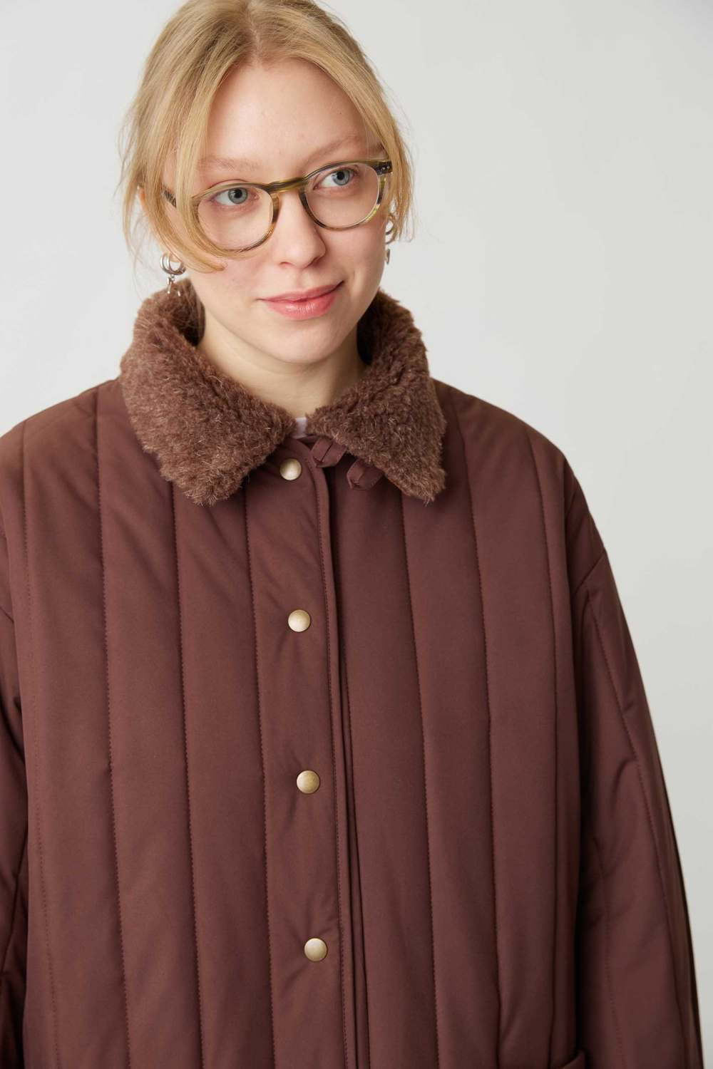 Стеганое пальто коричневого цвета