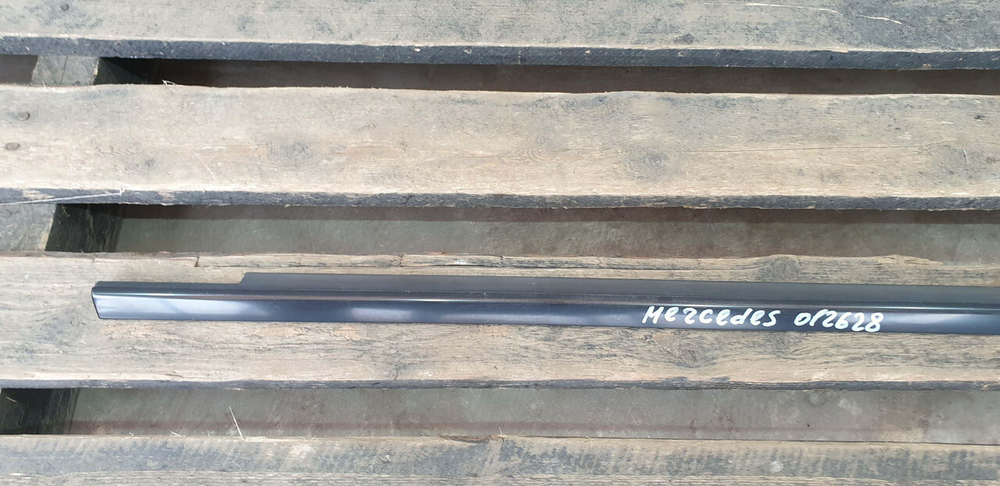 Молдинг двери передней правой GL GLS (X166)  Б/У Оригинал A1667253000