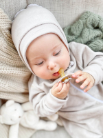 Велюровая шапочка на завязках Mjölk White Sand