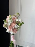 Свадебный букет из розовых диантусов, орнитогалума и маттиолы