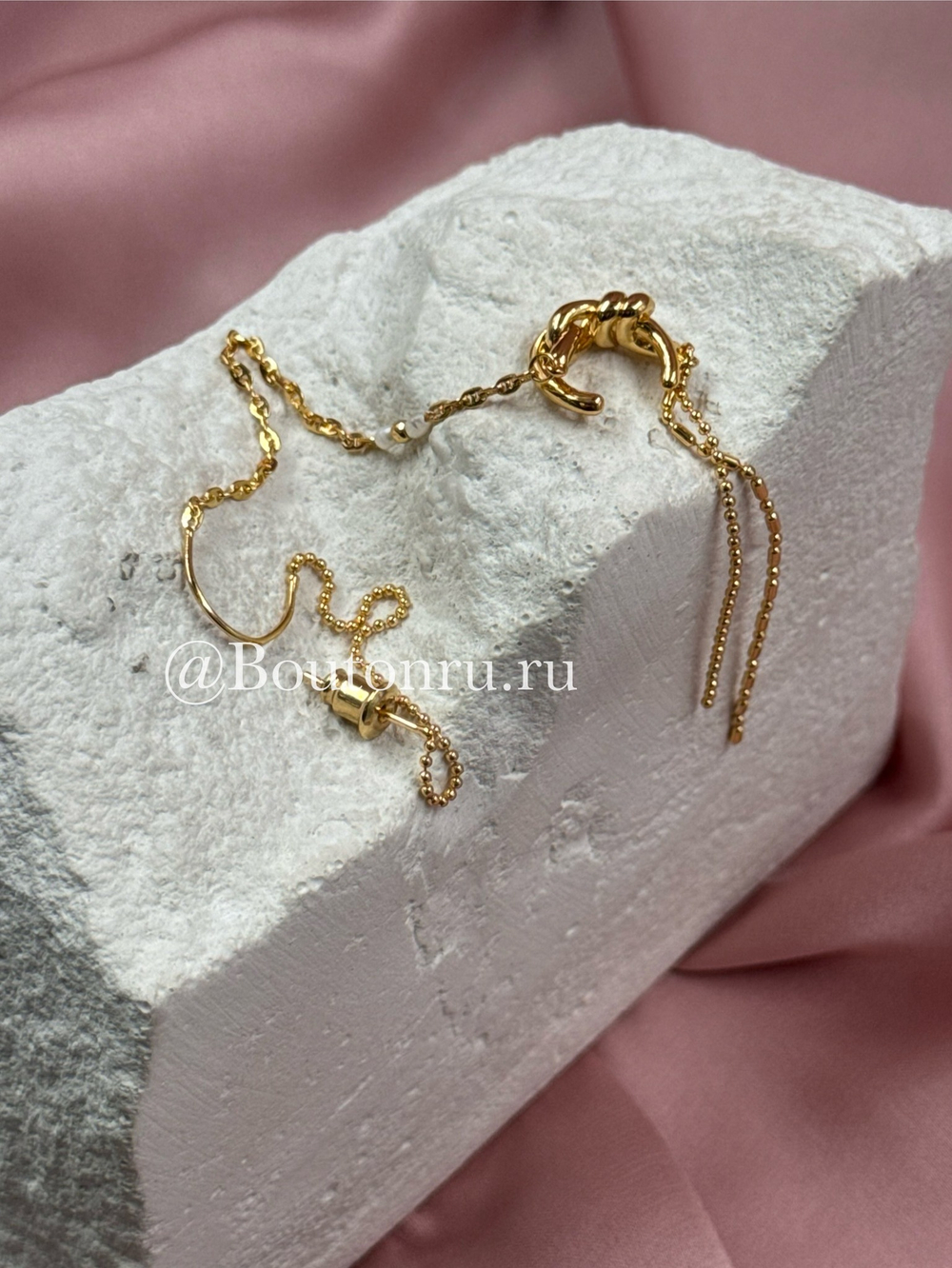 Серьга-кафф золотистая с монилью