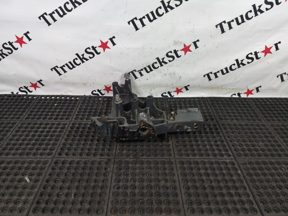 Кронштейн буксировочный левый 2017г.