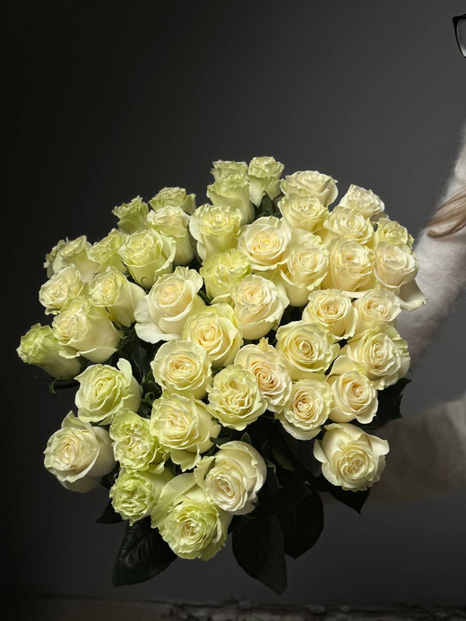 Букет из 51 белых роз под ленту