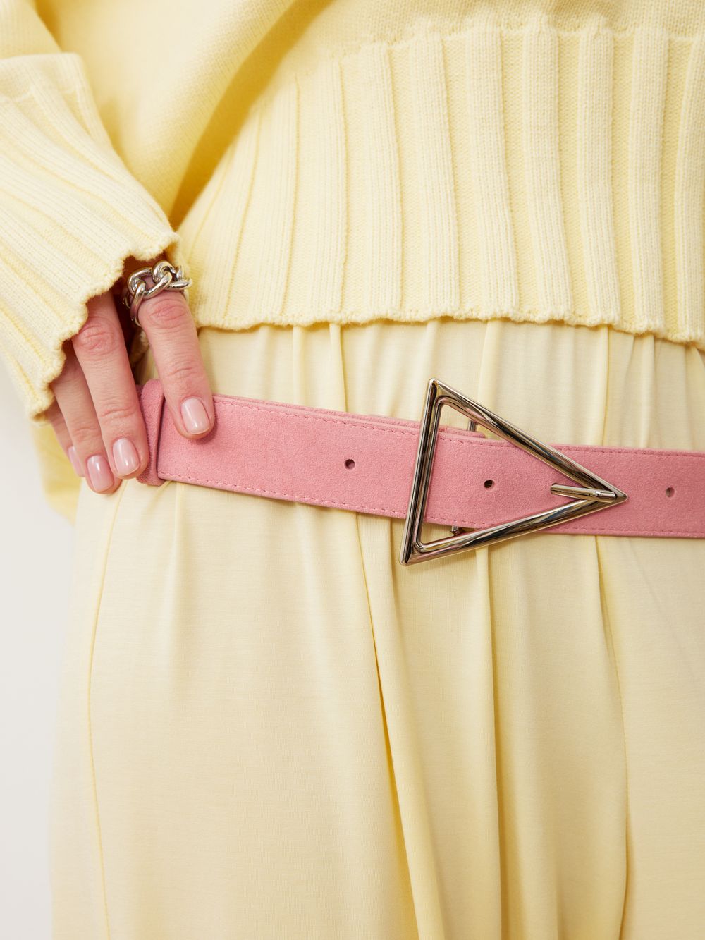 БАЗОВЫЙ РЕМЕНЬ С ТРЕУГОЛЬНОЙ ПРЯЖКОЙ ЗАМША ПУДРОВЫЙ РОЗОВЫЙ